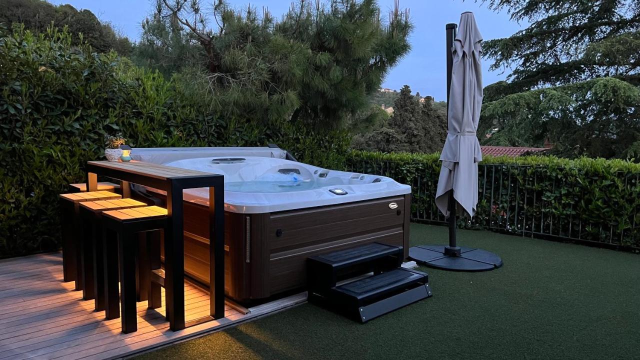 Razsvetljen jacuzzi v večernem somraku z barskim kotičkom